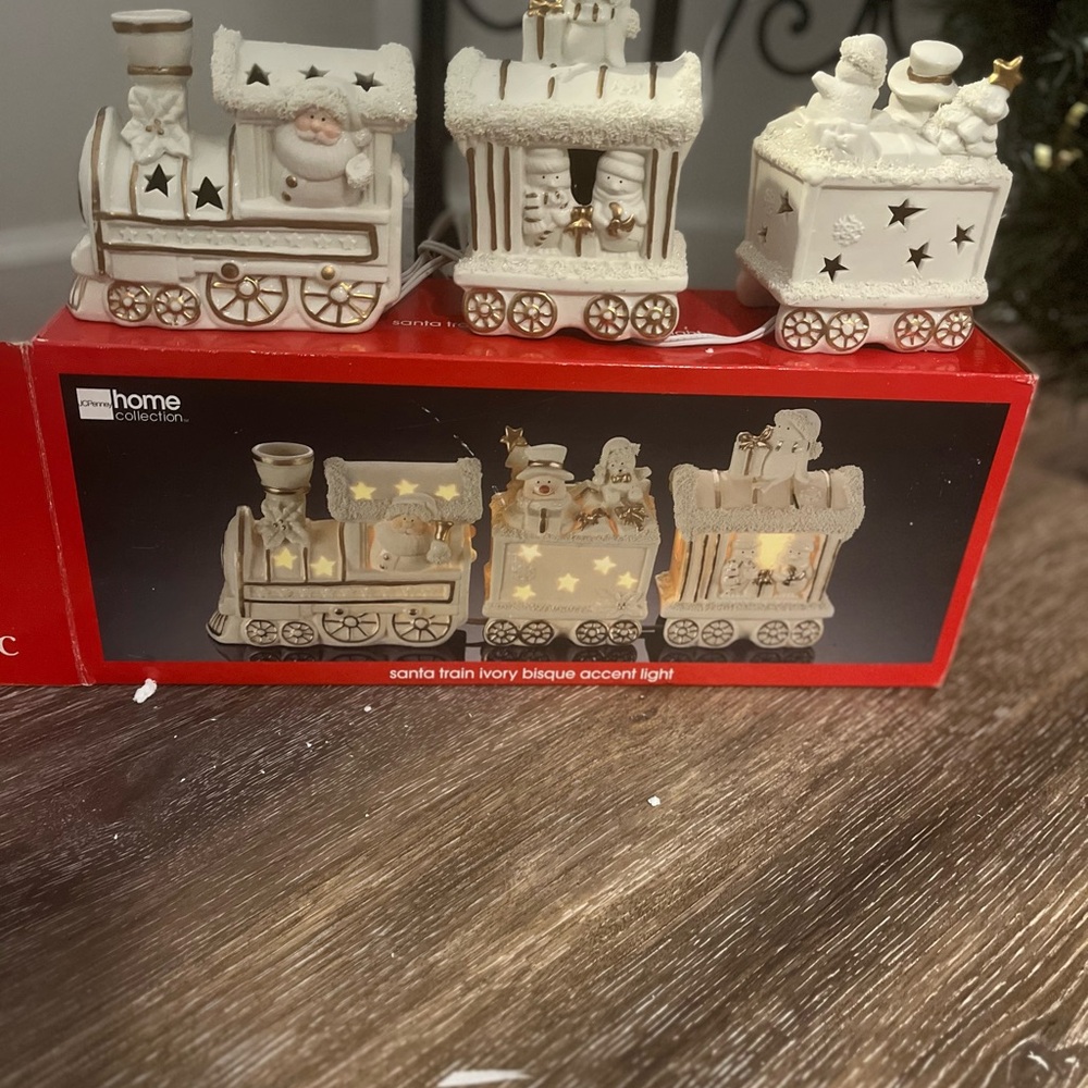 Chrismas lite up cermaic train 3 piece w/ storage box  excellent condition